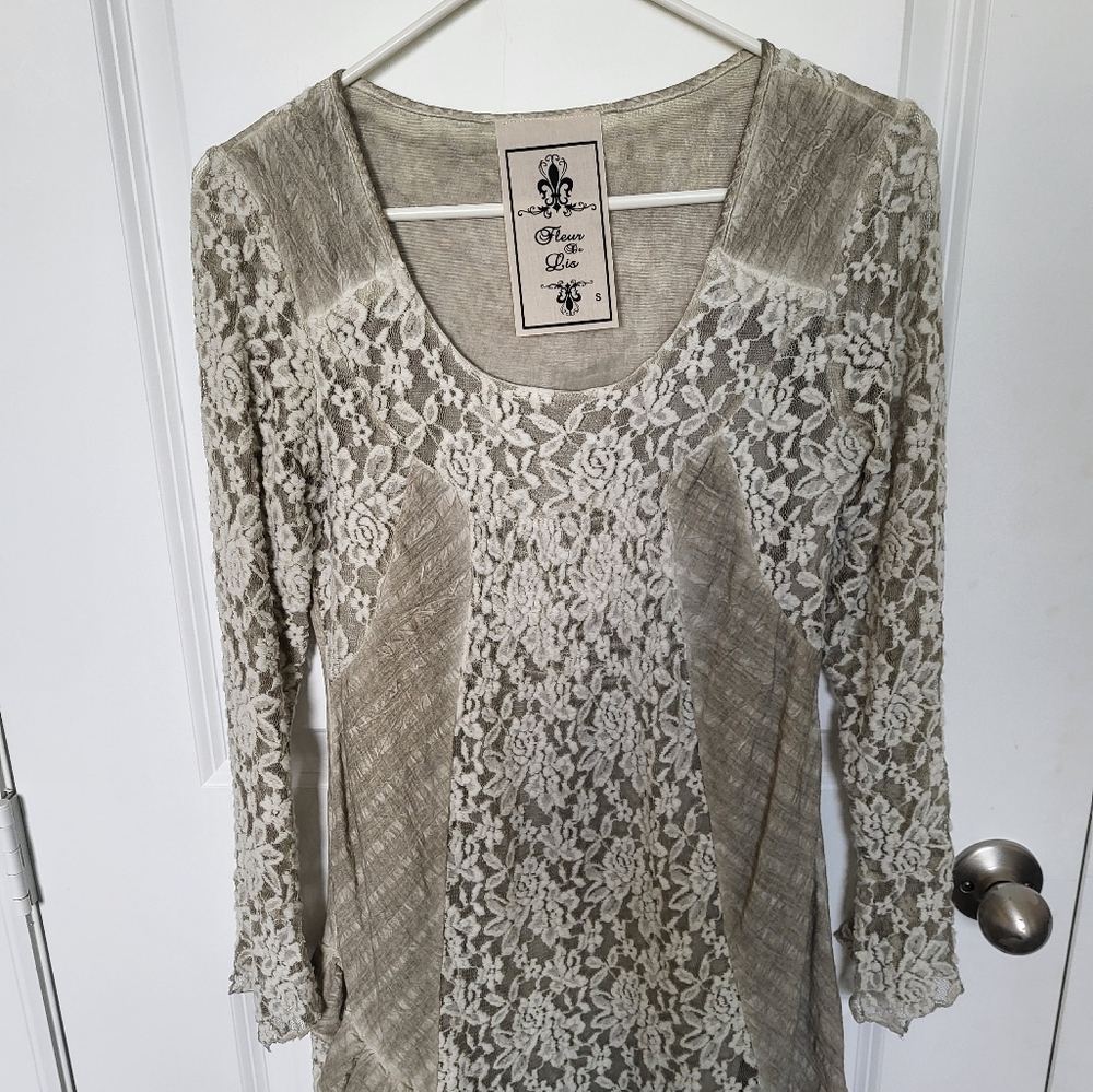 Fleur de Lis Collection Tan Lace Long Sleeve Blouse Size S